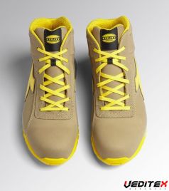 Vue dessus chaussure de sécurité haute