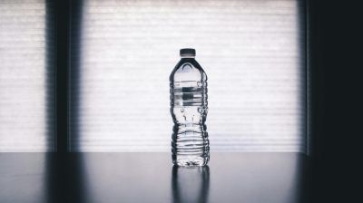 Bouteilles en plastique : quelle règlementation sur le lieu de travail